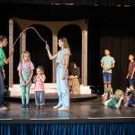 Kinder spielen im Theater